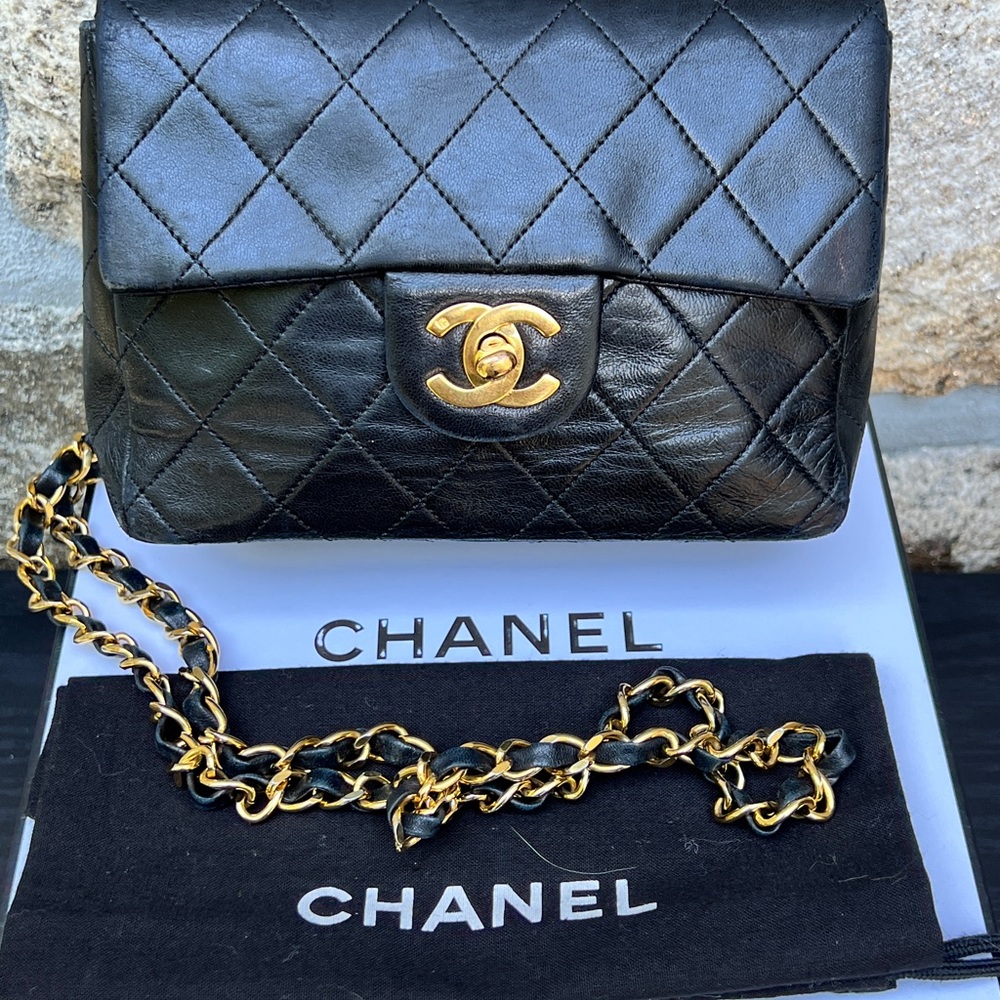 Vtg CHANEL Classic quilted cross body bag